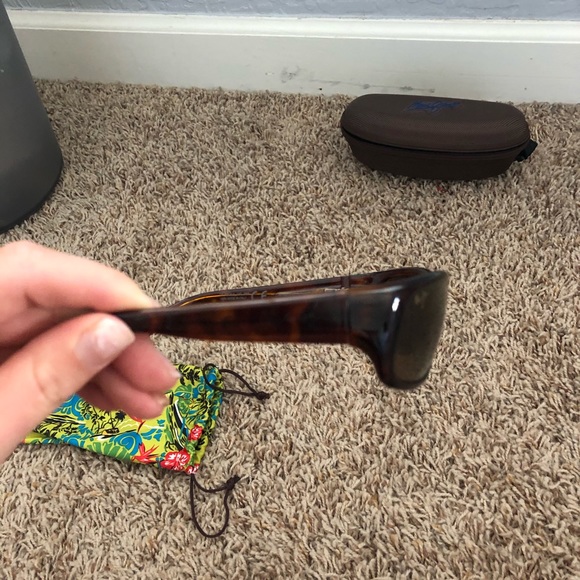 SOLD Maui Jim sunglasses - Picture 3 of 4